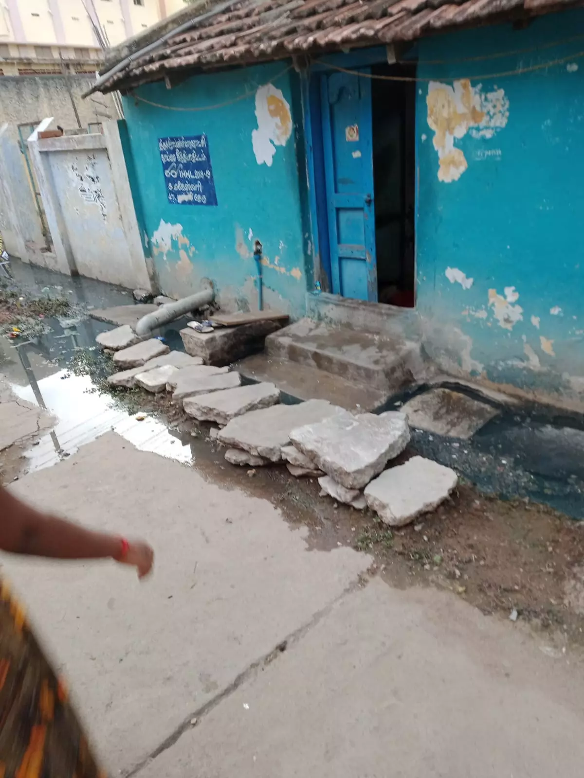 வீடுகளுக்குள் புகும் கழிவுநீர்