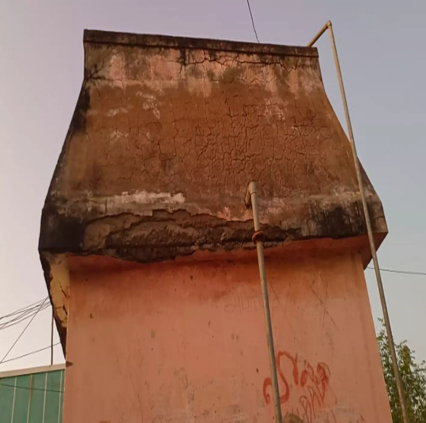 இடிந்து விழும் நிலையில் தண்ணீர் தொட்டி இடிந்து விழும் நிலையில் தண்ணீர் தொட்டி