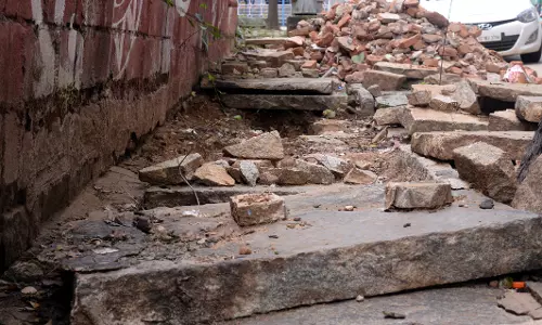 உடைந்து கிடக்கும் நடைபாதை