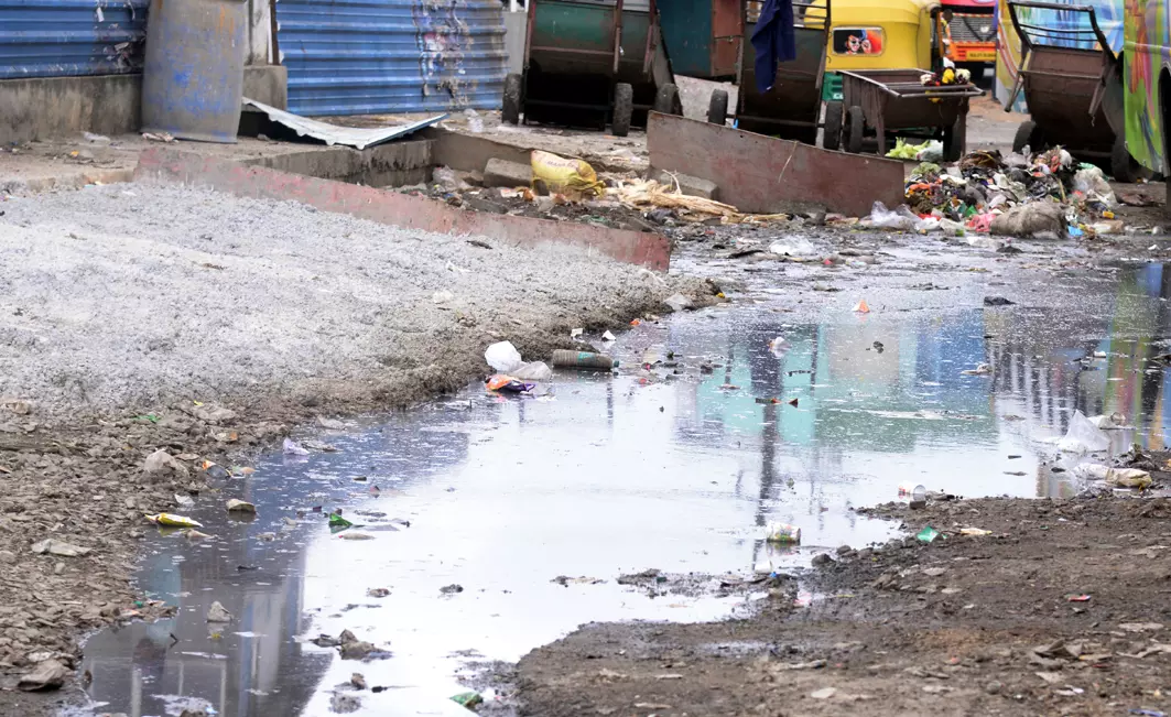 சாலையில் தேங்கி கிடக்கும் கழிவுநீர்