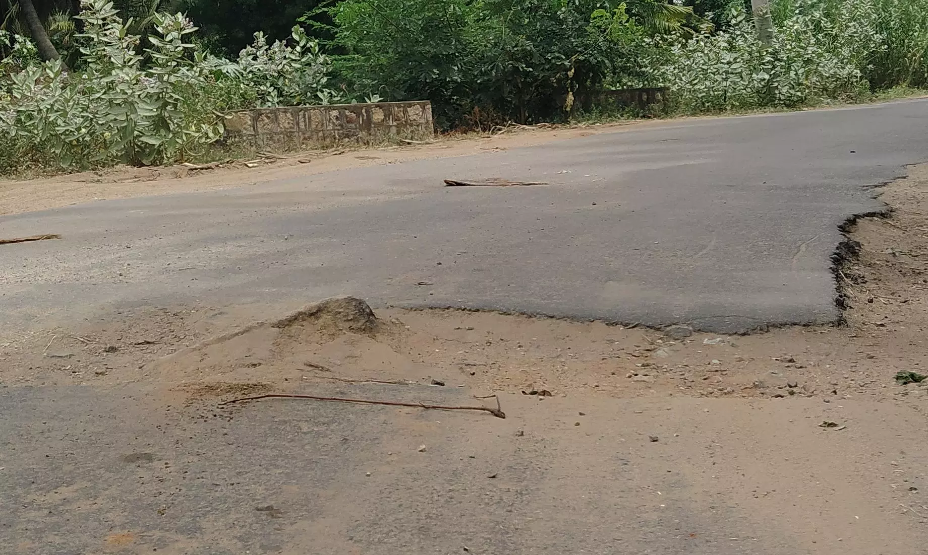 விபத்தை ஏற்படுத்த காத்திருக்கும் கல் விபத்தை ஏற்படுத்த காத்திருக்கும் கல்