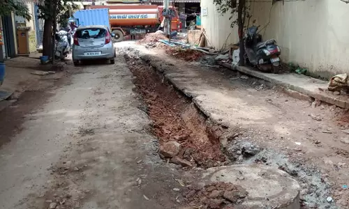 பாதாள சாக்கடை பணிக்காக தோண்டப்பட்ட பள்ளம் மூடப்படுமா?