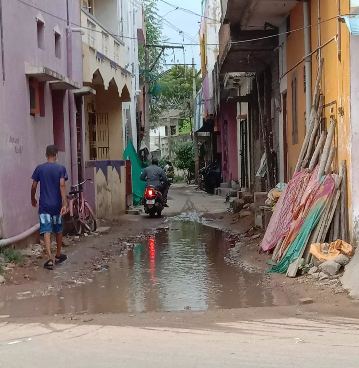குண்டும் குழியுமான சாலை