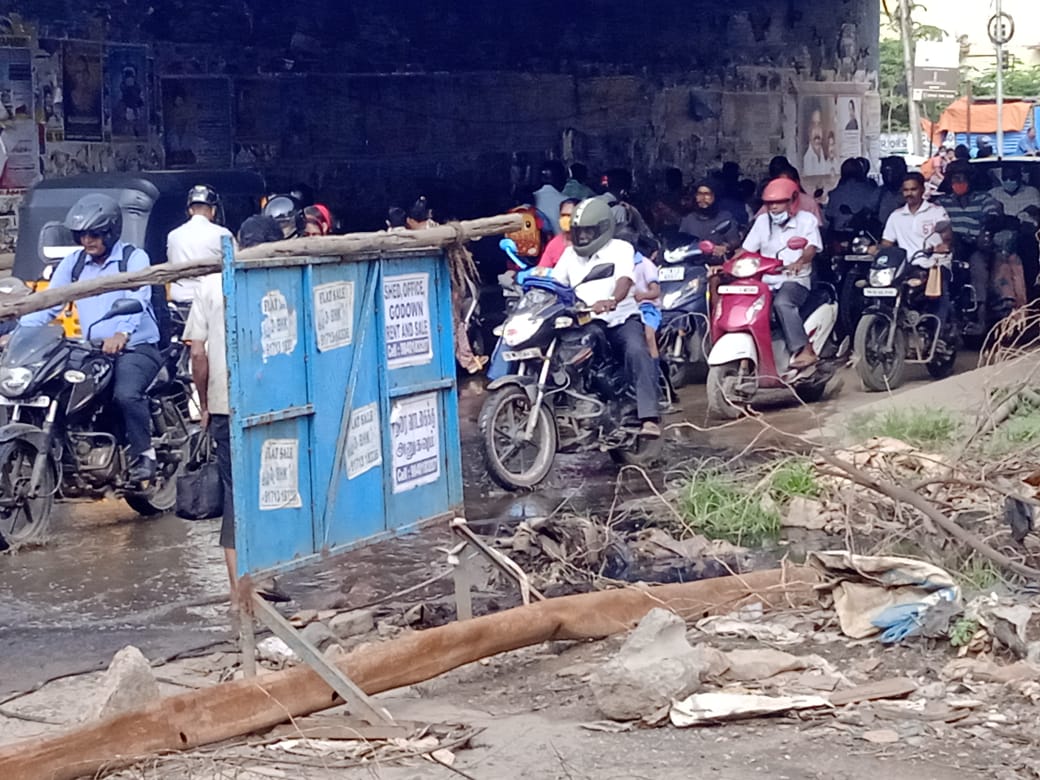 சாக்கடையும் துர்நாற்றமும்