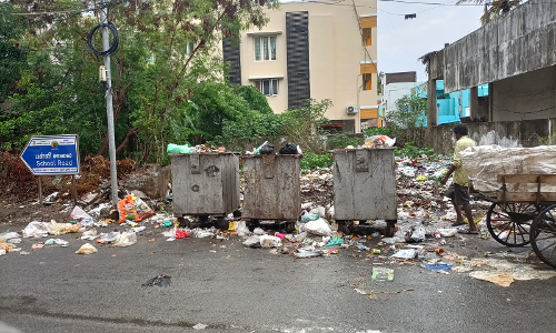 நிரம்பி வழியும் குப்பைகள்