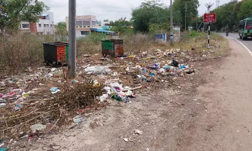 குப்பை மேடான சாலை