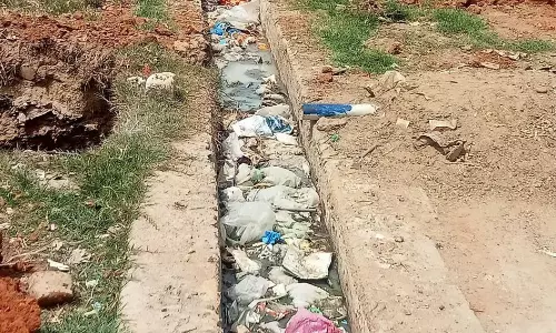 சாக்கடை கால்வாய் தூர்வாரப்படுமா? சாக்கடை கால்வாய் தூர்வாரப்படுமா?