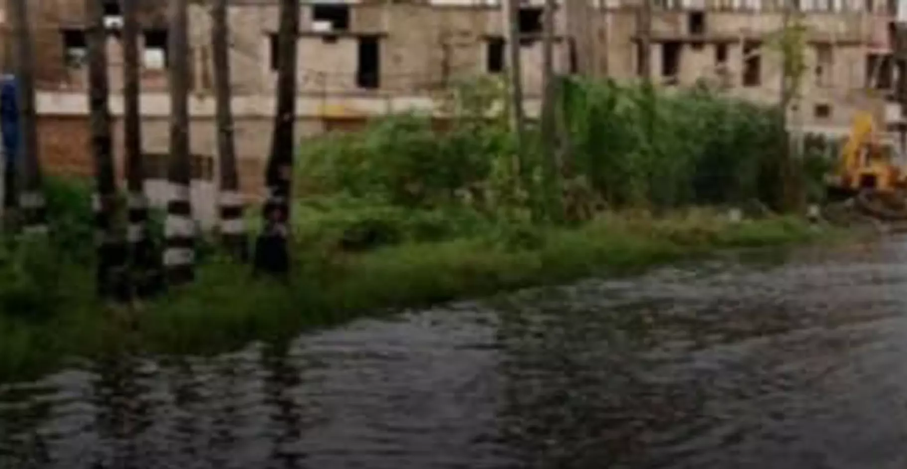 ரோட்டில் தேங்கும் மழைநீர் ரோட்டில் தேங்கும் மழைநீர்