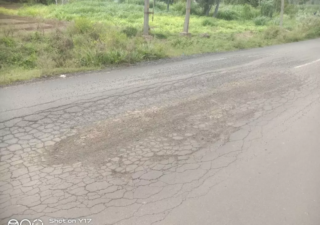 ரோட்டை சீரமைக்க வேண்டும் ரோட்டை சீரமைக்க வேண்டும்