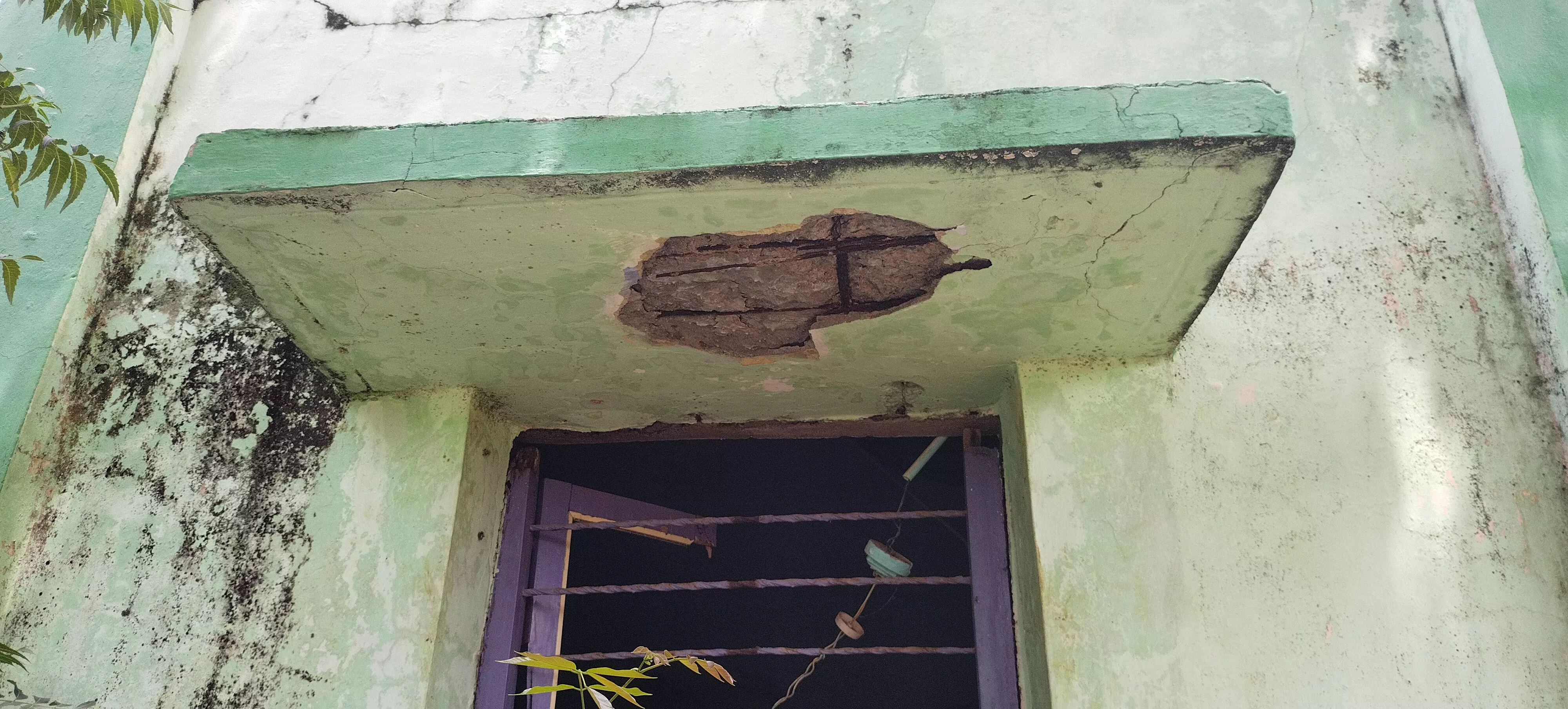 சிதிலமடைந்த ஊராட்சி மன்ற அலுவலக கட்டிடம்