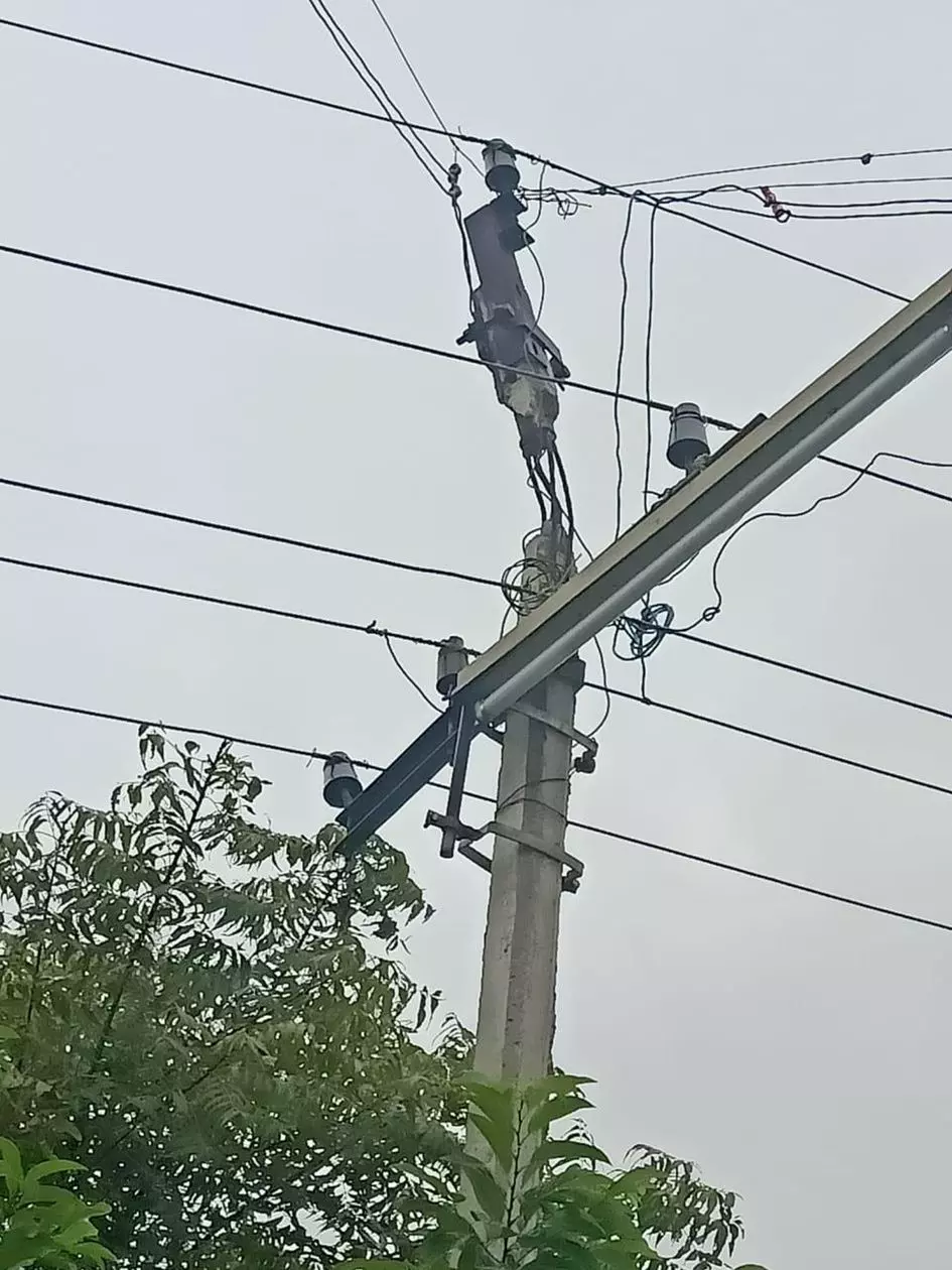 ஆபத்தான மின்கம்பம் ஆபத்தான மின்கம்பம்