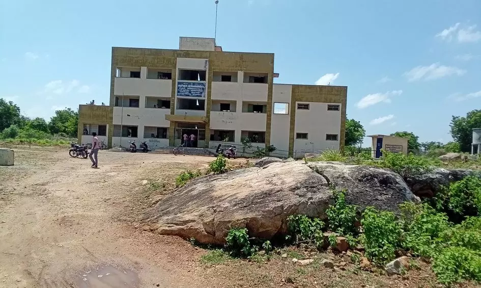 பள்ளிக்கு சுற்றுச்சுவர் கட்ட வேண்டும் பள்ளிக்கு சுற்றுச்சுவர் கட்ட வேண்டும்