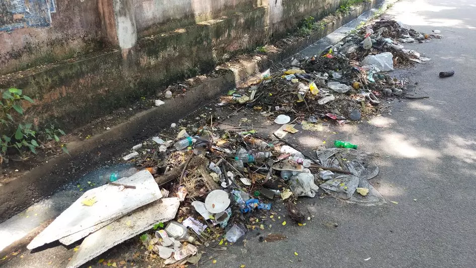 தூர்வாரிய குப்பைகளை உடனுக்குடன் அள்ளுவார்களா?