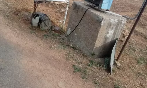 திறந்து கிடக்கும் மின்பெட்டி திறந்து கிடக்கும் மின்பெட்டி