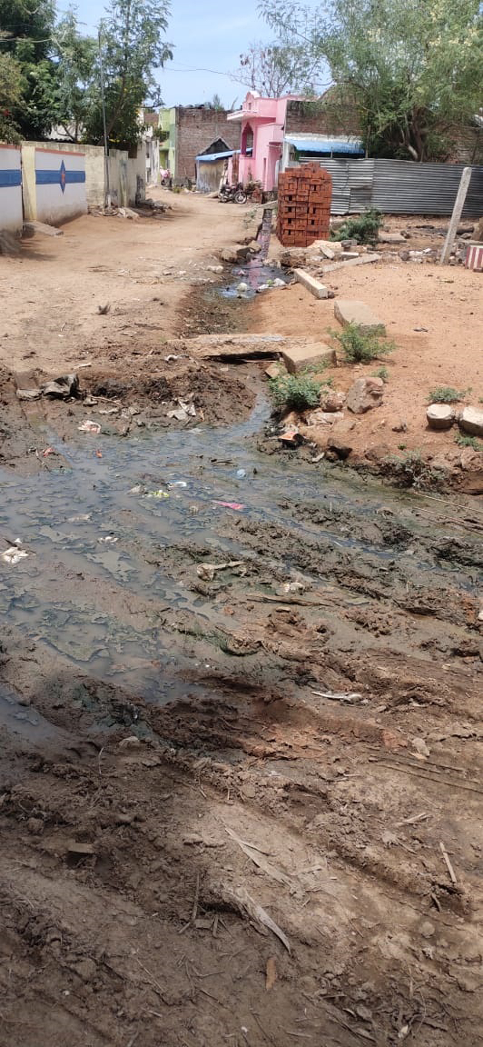 சாலையில் தேங்கும் கழிவுநீர்