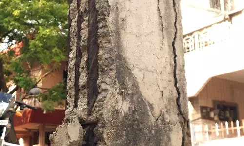 உடைந்து நிற்கும் மின்கம்பம்