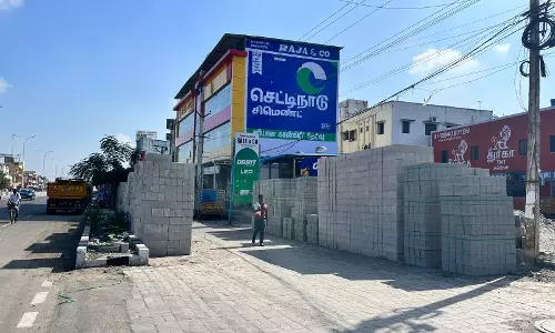 நடைபாதையில் இடையூறு