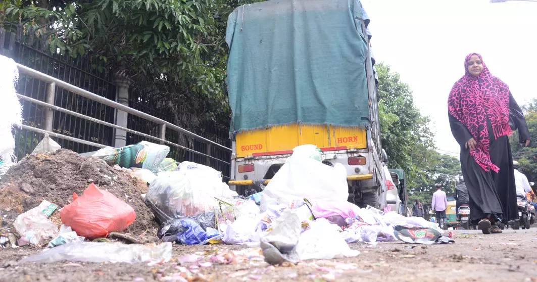 சாலையோரம் பரவி கிடக்கும் குப்பை சாலையோரம் பரவி கிடக்கும் குப்பை