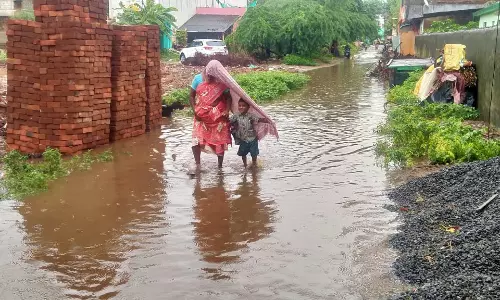 தேங்கி நிற்கும் மழைநீர்