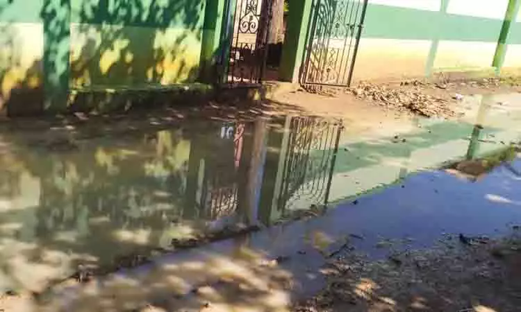 தேங்கி நிற்கும் மழைநீர் தேங்கி நிற்கும் மழைநீர்