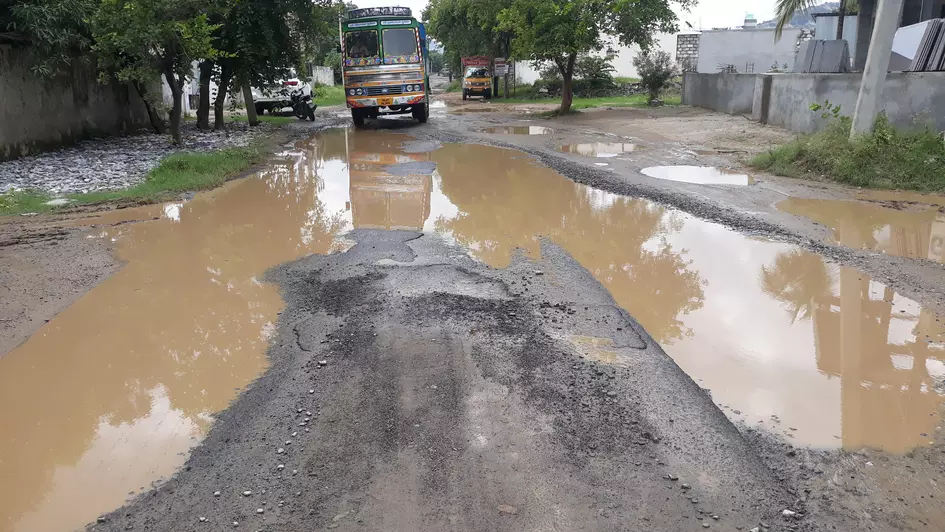 குண்டும், குழியுமான சாலைகள்