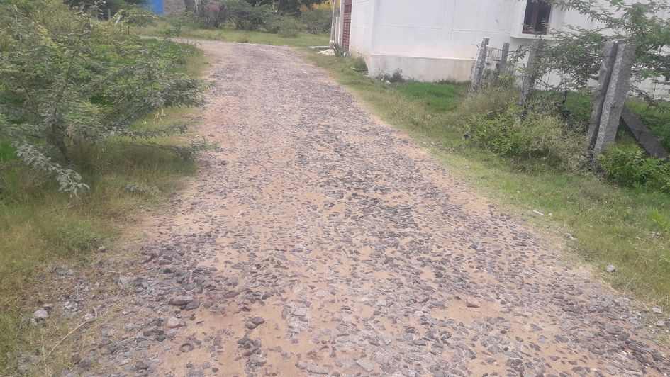 தார் சாலை அமைக்க வேண்டும்