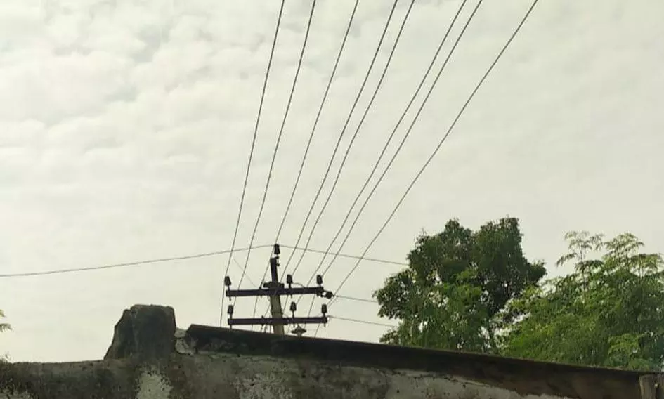 வீடுகளுக்கு மேல் செல்லும் மின்கம்பிகள்