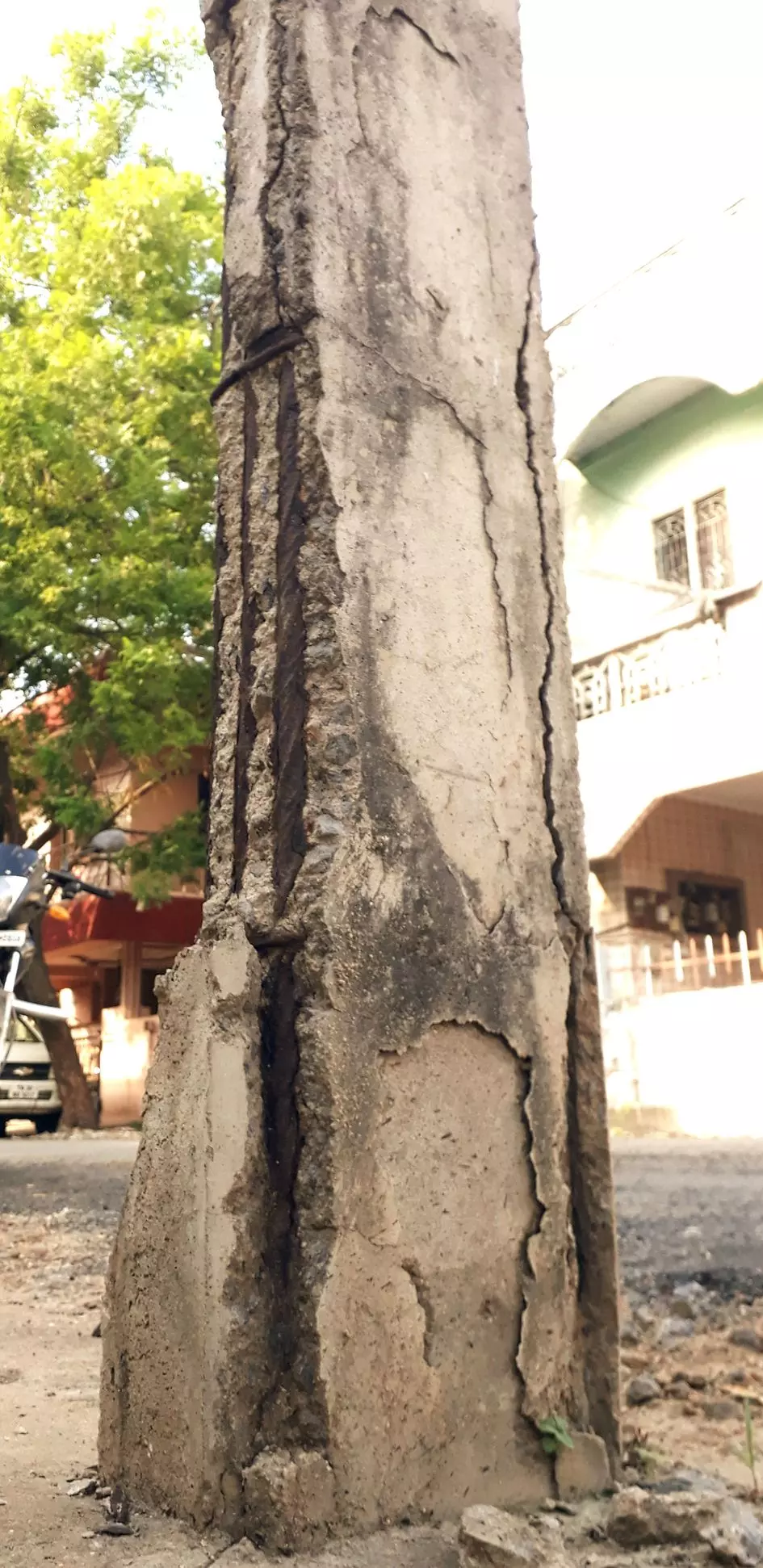 மின்கம்பம் சேதம்