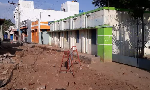 பள்ளி சாலையை சீரமைக்க வேண்டும்