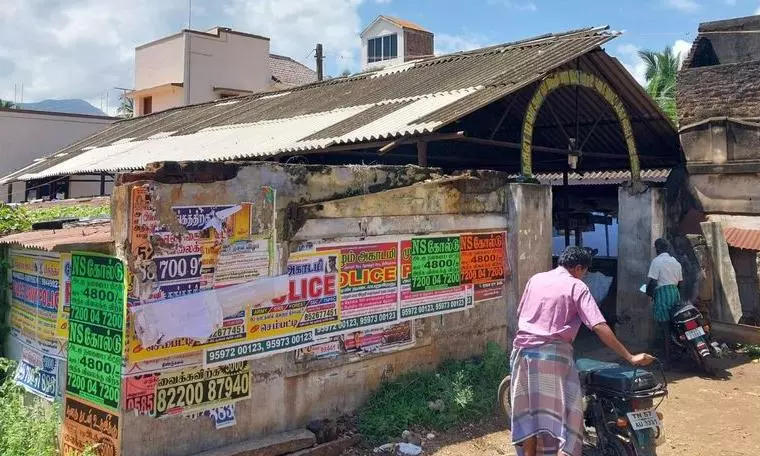 சேதமடைந்து வரும் கட்டிடம்