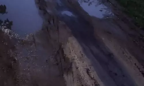 சேறும், சகதியுமான சாலை