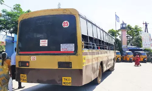 பஸ்களில் பின்பக்கமும் பெயர் பலகை வேண்டும்