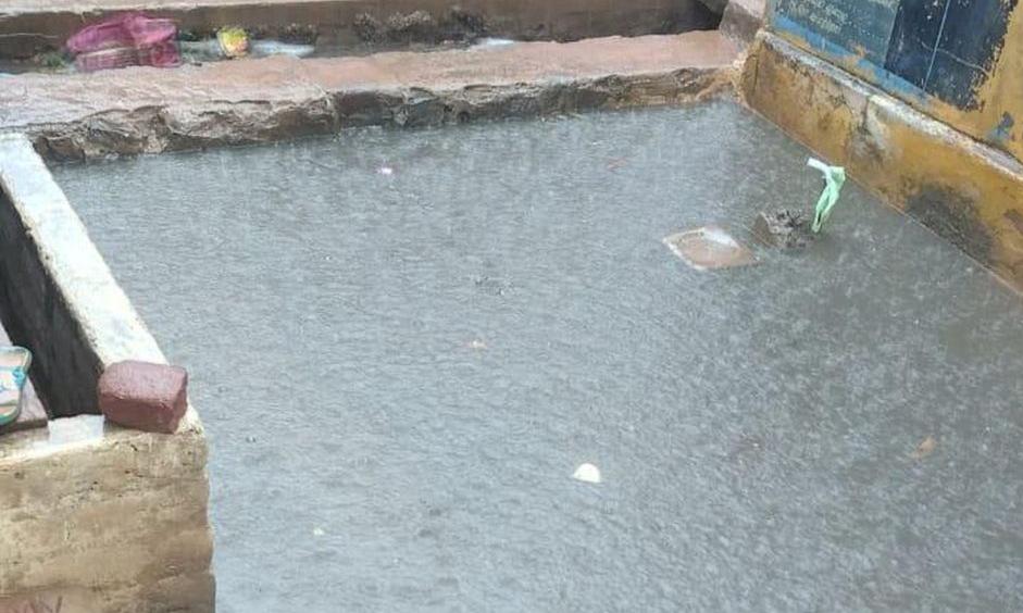 வீடுகளுக்குள் புகும் மழைநீர்