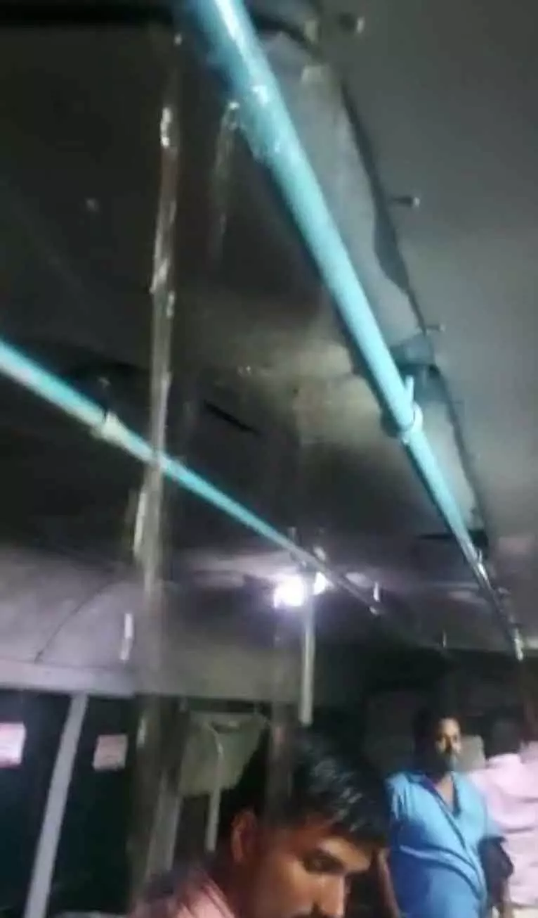 மழைக்கு ஒழுகும் அரசு பஸ்கள் மழைக்கு ஒழுகும் அரசு பஸ்கள்