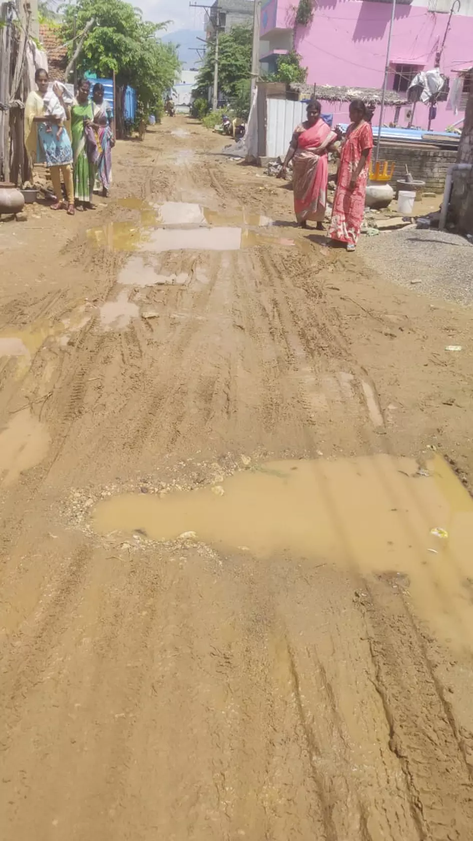 சேறும், சகதியுமான சாலை