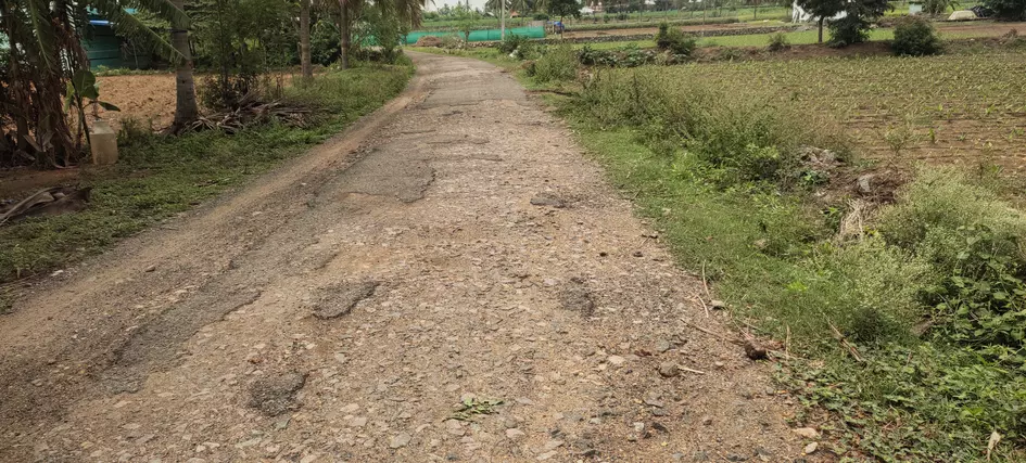 ஜல்லிகற்கள் பெயர்ந்த சாலை