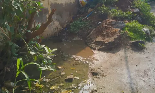 பள்ளியோரம் கொட்டப்பட்டுள்ள கட்டிட கழிவுகள்