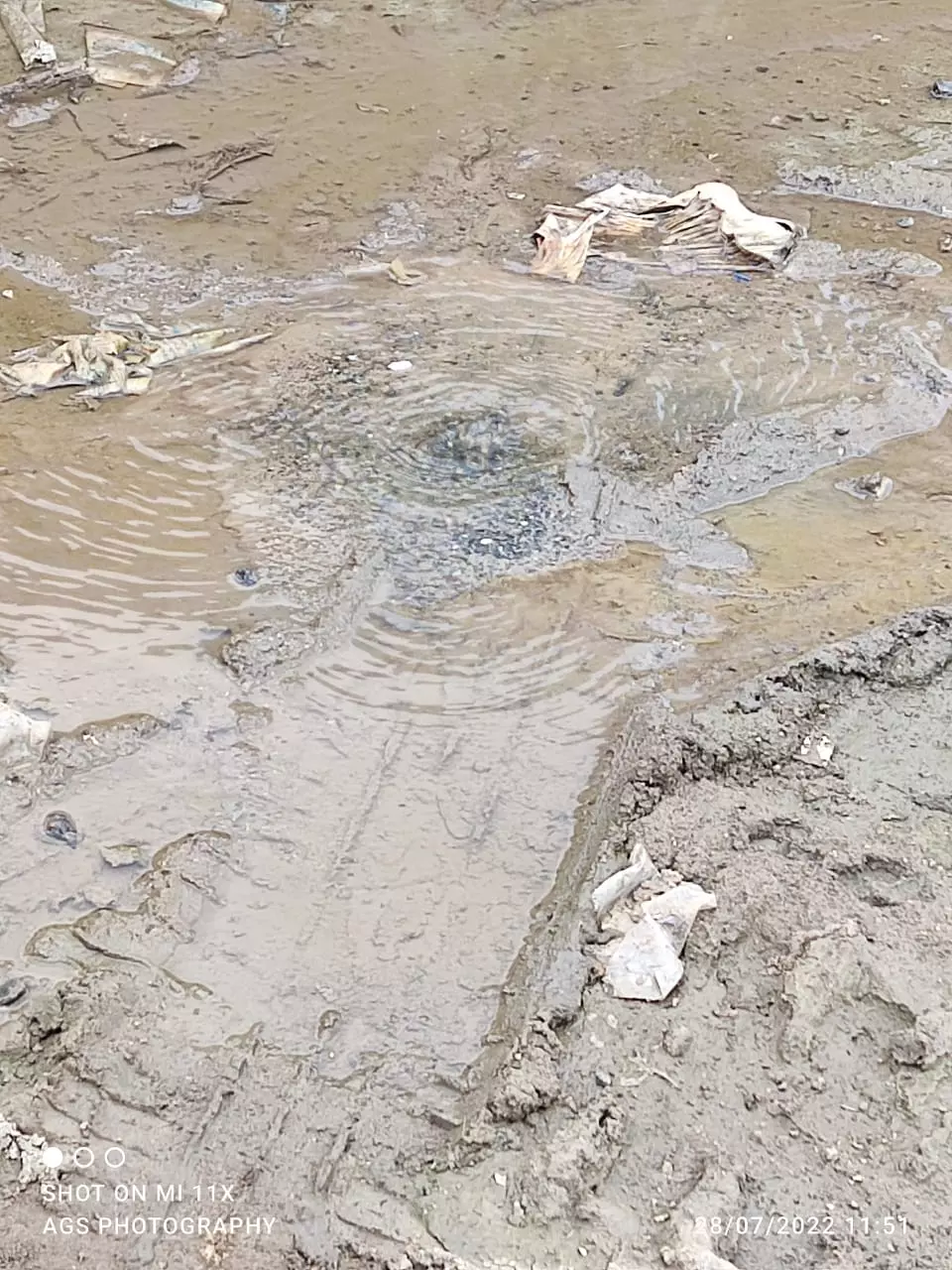 சாலையில் வழிந்தோடும் கழிவுநீர் சாலையில் வழிந்தோடும் கழிவுநீர்