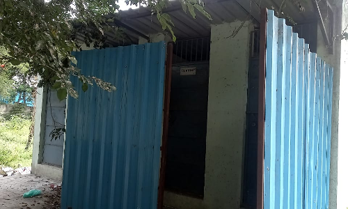 பூட்டி கிடக்கும் கழிவறை