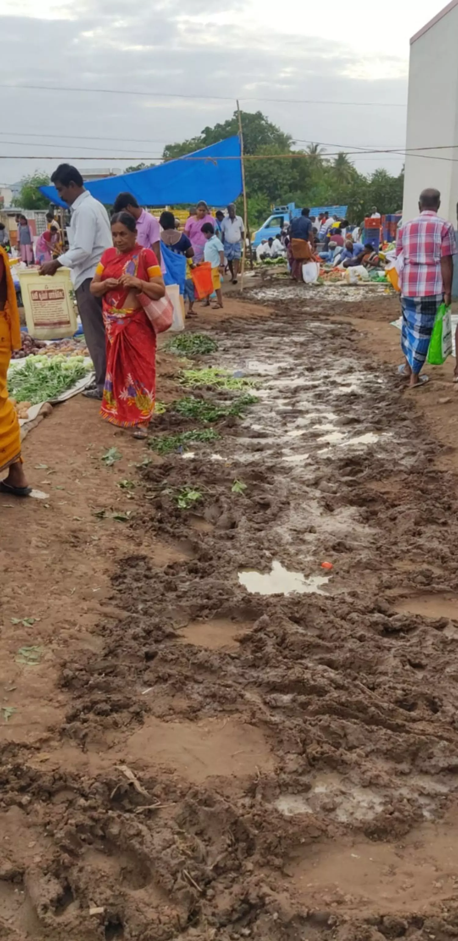 வாரச்சந்தையை பராமரிப்பார்களா?