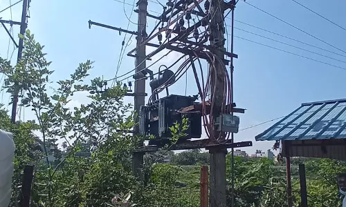 மின்கம்பம் சேதம்