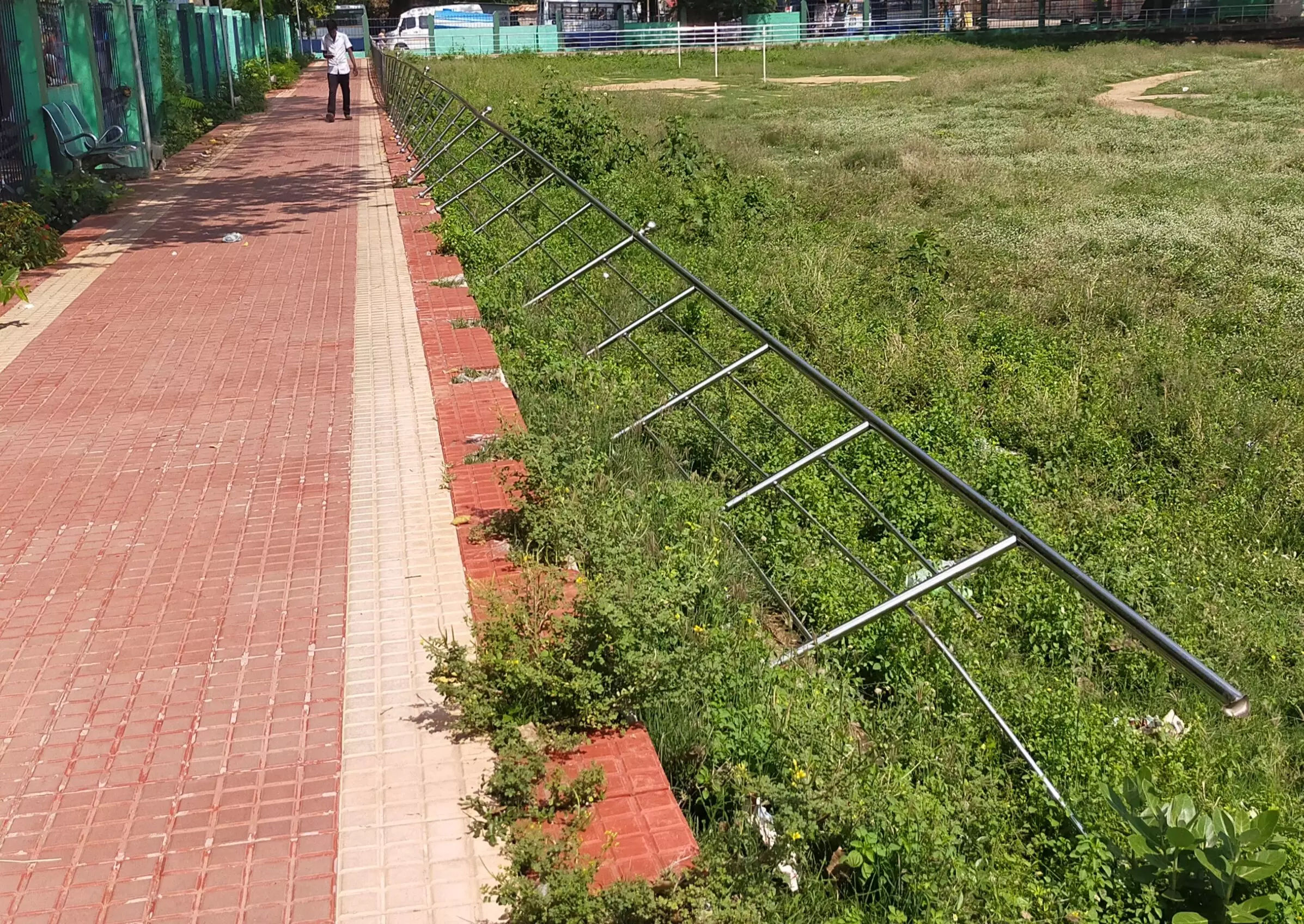 விளையாட்டு மைதானத்தில் கம்பிகள் சேதம் விளையாட்டு மைதானத்தில் கம்பிகள் சேதம்