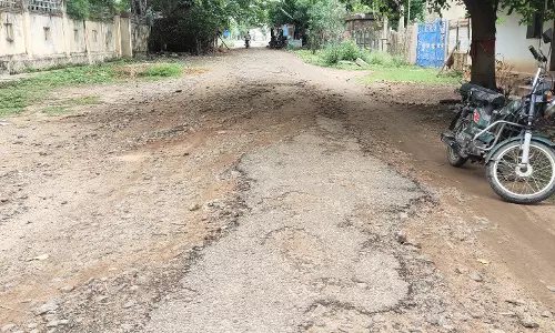 குண்டும், குழியுமான சாலை