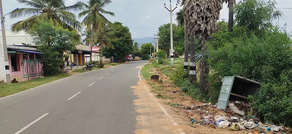 சாய்ந்து கிடக்கும் குப்பை தொட்டி சாய்ந்து கிடக்கும் குப்பை தொட்டி