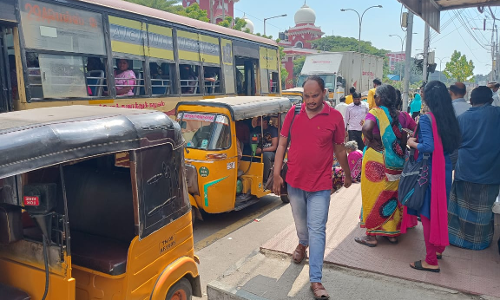 பயணிகளுக்கு இடையூறு