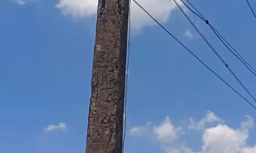 மின்கம்பம் மாற்றப்படுமா ? மின்கம்பம் மாற்றப்படுமா ?