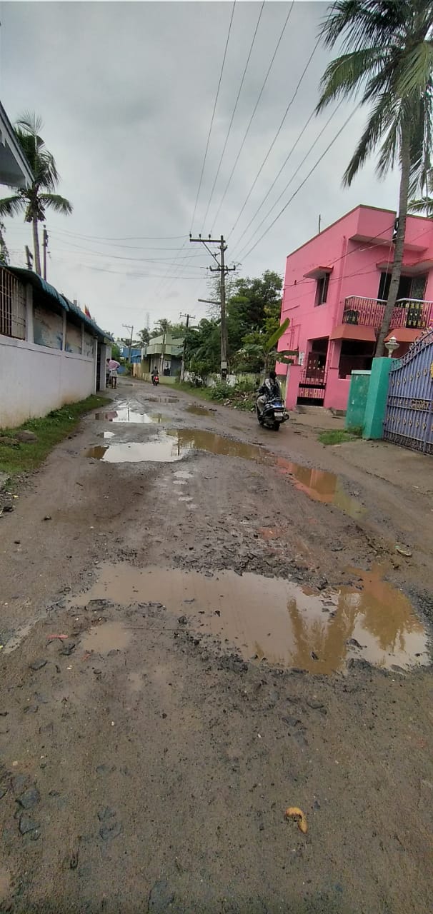 குண்டும் குழியுமான சாலை குண்டும் குழியுமான சாலை