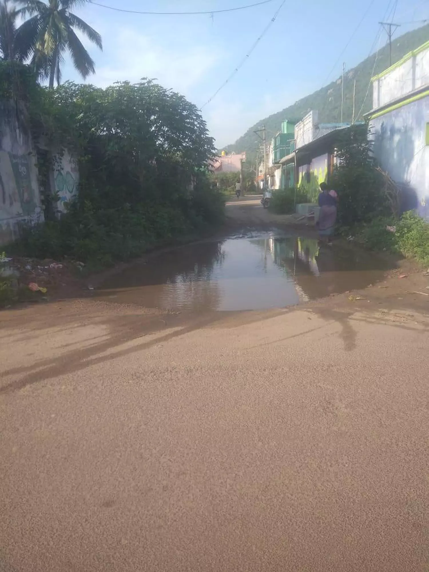 சாலையில் தேங்கி நிற்கும் தண்ணீர்