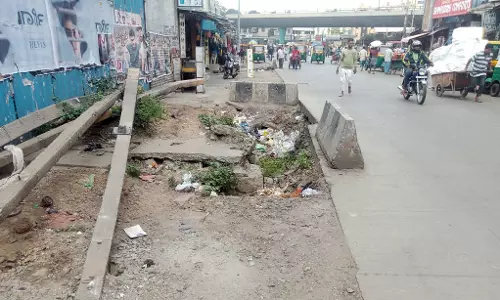 சாலையோரம் விழுந்து இருக்கும் பள்ளம் சாலையோரம் விழுந்து இருக்கும் பள்ளம்