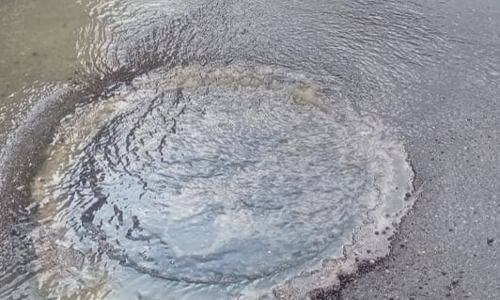 சாலையில் வழிந்தோடும் பாதாள சாக்கடை கழிவுநீர் சாலையில் வழிந்தோடும் பாதாள சாக்கடை கழிவுநீர்